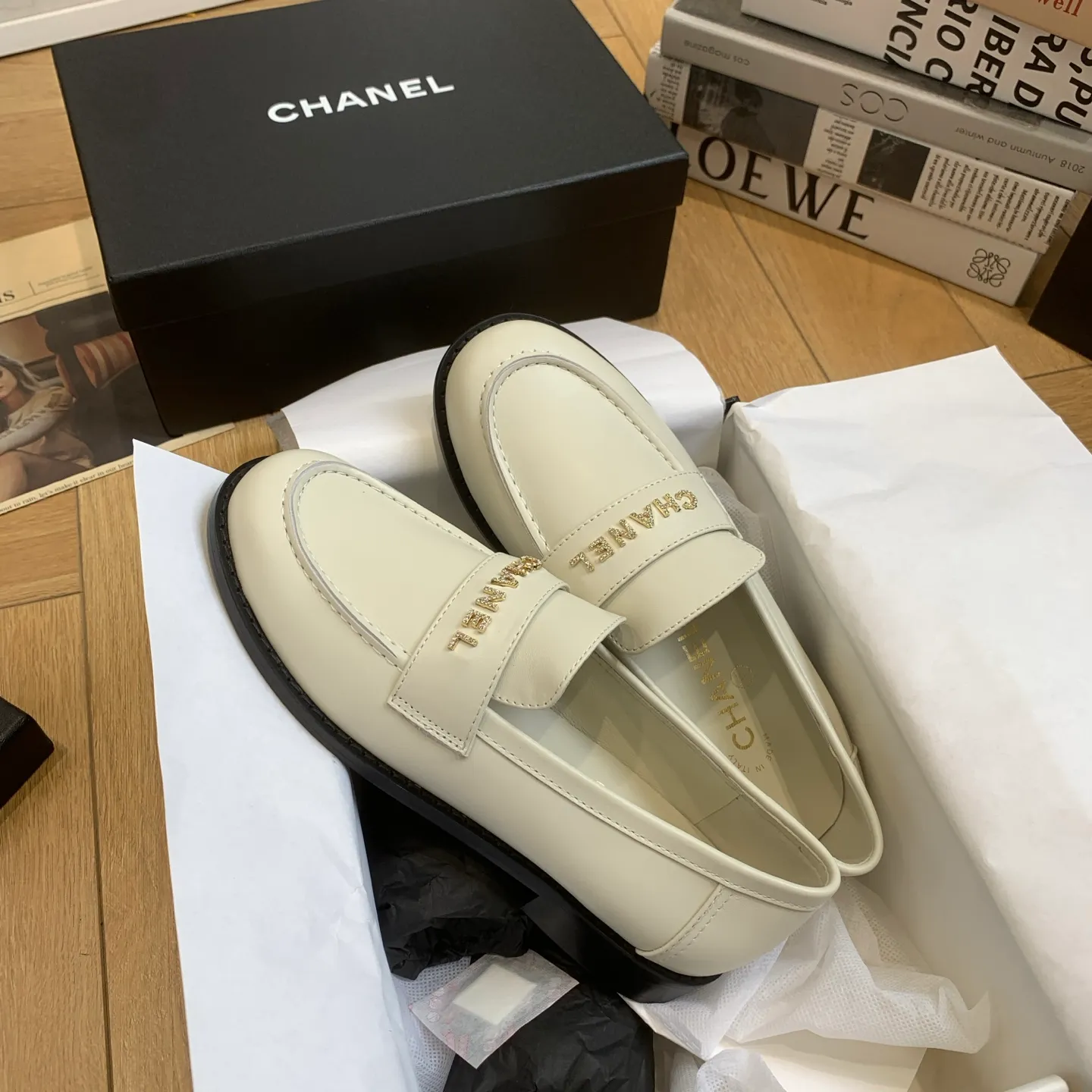 👟👟Ex-factory price 640👟👟 🍀2025 spring and summer new Chanel Chanel small diamond buckle monogram Loaf lazy half-slippers, which can be worn all year round. No matter when you wear them, they are very high-end and durable. When shopping, you can attract attention on the street! Easily travel between commuting and leisure occasions, becoming a carefree fashionable and elegant woman~ Upper: cowhide/butter Lining: lambskin Sole: Italian genuine leather outsole Size: 35-39 (40/41 customized, non-refundable and non-exchangeable 👉